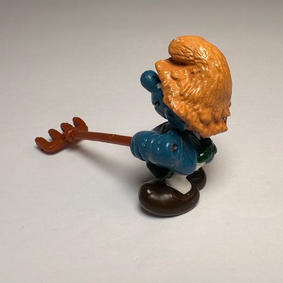 Vintage Farmer Smurf Figurine Rake Straw Hat 1982 Schleich Peyo Hong Kong - Picture 3 of 5